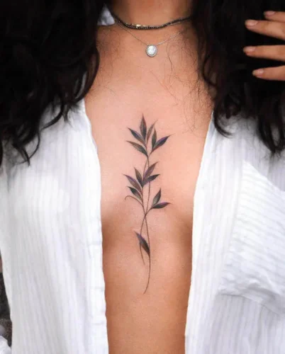 Delicados Tatuajes en el Pecho Mujer